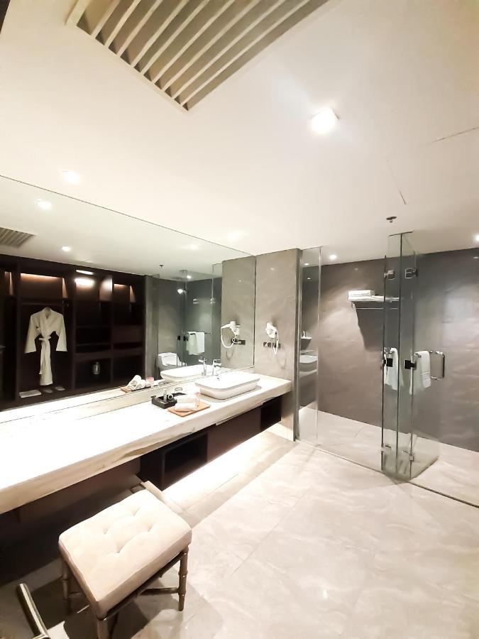 The Excelsior Hotel Las Piñas Bagian luar foto